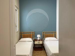 トッレ・ラピッロにあるVilla Capitanoの青い壁のドミトリールーム ベッド2台