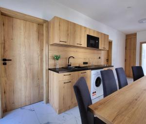 A kitchen or kitchenette at Villa Bauhaus Wellness Apart-Hotel
