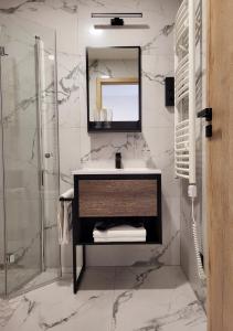A bathroom at Villa Bauhaus Wellness Apart-Hotel
