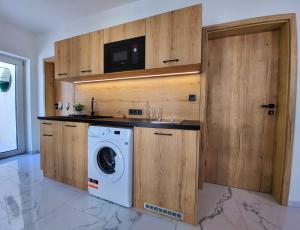 A kitchen or kitchenette at Villa Bauhaus Wellness Apart-Hotel