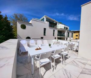 A balcony or terrace at Villa Bauhaus Wellness Apart-Hotel
