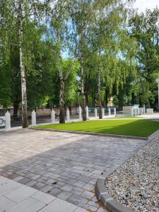 A garden outside Villa Bauhaus Wellness Apart-Hotel