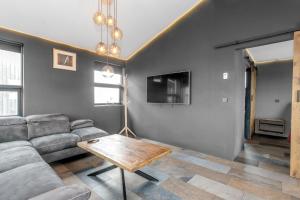 Una televisión o centro de entretenimiento en Selfoss Modern Cabins