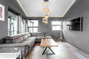 una sala de estar con un sofá y una mesa en Selfoss Modern Cabins, en Selfoss