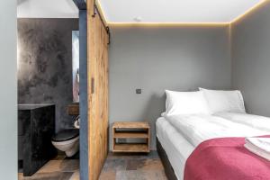 Una cama o camas en una habitación de Selfoss Modern Cabins
