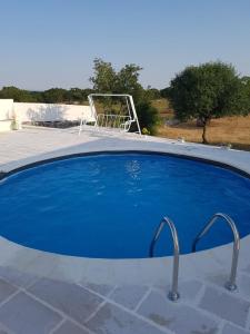 - une piscine avec une chaise à côté dans l'établissement Casa Loredana, à Putignano
