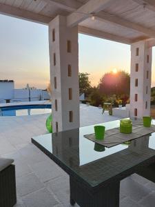- une table sur une terrasse avec vue sur la piscine dans l'établissement Casa Loredana, à Putignano
