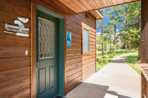 uma porta numa casa de madeira com um passeio em Solitude Bobcat #6 - Estes Park condo em Estes Park