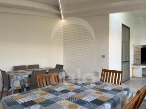 トッレ・ラピッロにあるVilla Capitanoの壁に模様が施されたダイニングルーム(テーブル2台付)