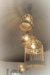 un lampadario a braccio a gabbia appeso a un soffitto di CA' VERDEMARE a Varazze