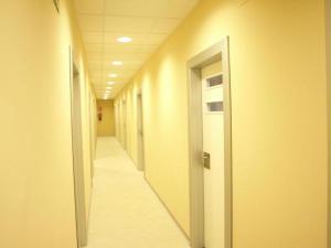 un pasillo vacío en un edificio de oficinas con un pasillo en Hostel Bardenas, en Cabanillas