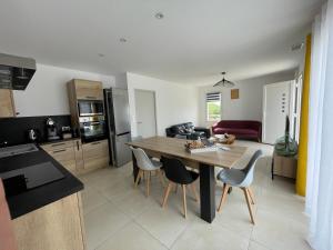 Kuchyň nebo kuchyňský kout v ubytování Val des Bruyères - gîte 15mn Pézenas avec terrasse et cour close - Parking privatif securisé - wifi FTTH gratuit + 35 fotografií