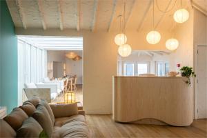 een woonkamer met een bank en een tafel bij Praia FLH Hotels Ericeira in Ericeira