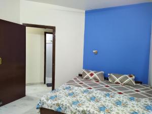 プリーにあるSARA Beach Houseの青い壁のベッドルーム1室