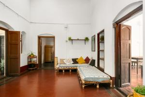 ein Wohnzimmer mit einem Sofa und einem Tisch in der Unterkunft Laika Heritage Stay in Mysore
