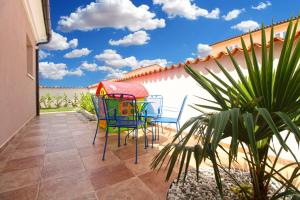 a patio with chairs and a table on a balcony at Villa Olgica 2269 in Pula