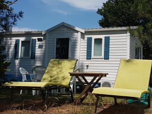 twee stoelen en een tafel voor een huis bij Rota da vila-Quinta das Rãs in Foz do Sousa