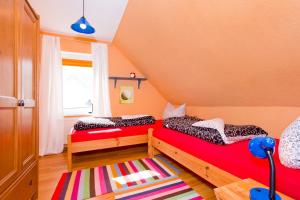 um quarto com 2 camas num sótão em Ferienhaus Namatiri em Putbus