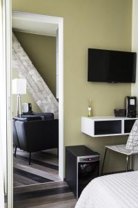 TV a/nebo společenská místnost v ubytování Serendipity Rooms