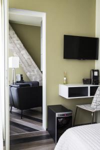 Televízia a/alebo spoločenská miestnosť v ubytovaní Serendipity Rooms + 32 fotografií