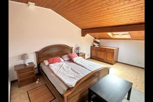 um quarto com uma cama e um tecto de madeira em Katty House - Dizzasco Lake Como em Muronico