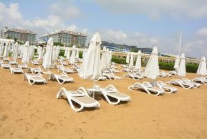馬納夫加特的住宿－Rafael Hotel，海滩上摆放着一束躺椅和遮阳伞