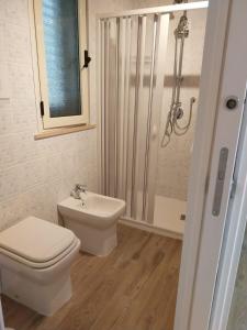 uma casa de banho com um WC, um lavatório e um chuveiro em B&B JoseyMaria em Marina di Camerota