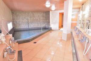 琴平的住宿－こんぴら温泉湯元八千代，大楼内带游泳池的大型浴室