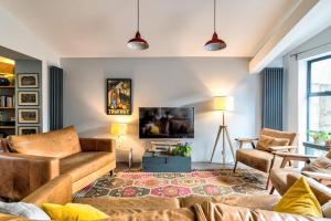 un soggiorno con divano e TV di Port Meadow View a Oxford