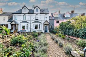 una casa con giardino di fronte di Port Meadow View a Oxford