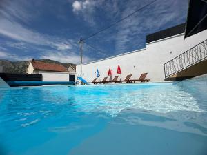 莫斯塔爾的住宿－Villa UpTown，大楼前的蓝色海水游泳池
