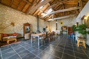 Großes Zimmer mit einem Tisch und Stühlen. in der Unterkunft Le Domaine de Stellac in Castelmoron-sur-Lot