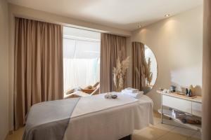 Postel nebo postele na pokoji v ubytování Valamar Lacroma Hotel