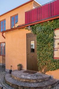 a building with a door covered in ivy at Stor och lyxig villa mitt i Visby innerstad in Visby