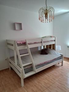 カスタヴにあるHoliday Hanaのシャンデリア付きの客室の白い二段ベッド1台分です。