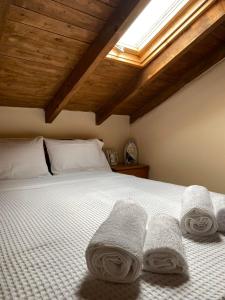 1 dormitorio con 1 cama con toallas en Loft Oasis, en Chaniotis