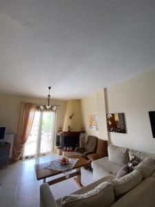 sala de estar con sofá y mesa en Loft Oasis en Chanioti