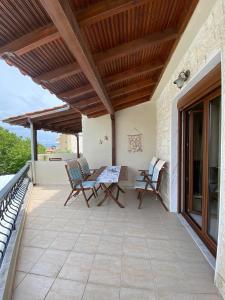 patio con mesa y sillas en el balcón en Loft Oasis en Chanioti
