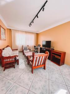 sala de estar con muebles de madera y TV en Apartamento BC com vista para o mar, en Balneário Camboriú