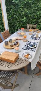 een houten tafel met borden eten erop bij Au Fond des Rys in Grez-Doiceau