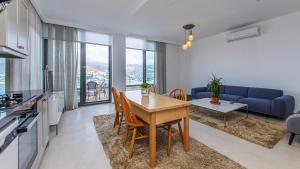 Il comprend une cuisine et un salon avec une table et un canapé. dans l'établissement Villa House Sea View Türkbükü, à Bodrum City