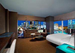 - une chambre avec un lit et une vue sur la ville dans l'établissement W Atlanta Downtown, à Atlanta