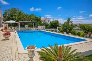 una piscina en una villa con jardín en Pata da Gaivota Boutique House, en Lourinhã