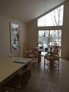 eine Küche und ein Esszimmer mit einem Tisch und Stühlen in der Unterkunft Beautiful House in Livingston (20 miles from NYC) in Livingston