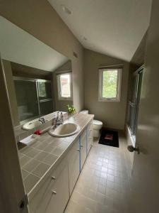 ein Bad mit einem Waschbecken und einem WC in der Unterkunft Beautiful House in Livingston (20 miles from NYC) in Livingston