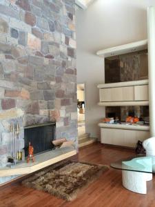ein Wohnzimmer mit einem großen Steinkamin in der Unterkunft Beautiful House in Livingston (20 miles from NYC) in Livingston