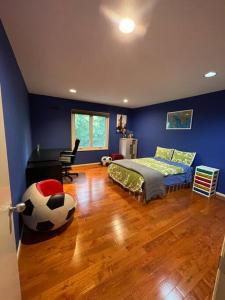 ein Schlafzimmer mit einem Bett mit Fußballplatz auf dem Boden in der Unterkunft Beautiful House in Livingston (20 miles from NYC) in Livingston