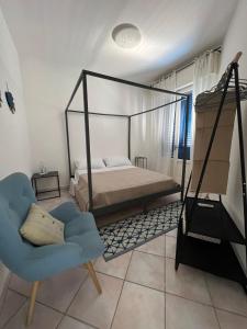 サンタ・マリア・アル・バーニョにあるSalento Auroraのベッドルーム(天蓋付きベッド1台、椅子付)