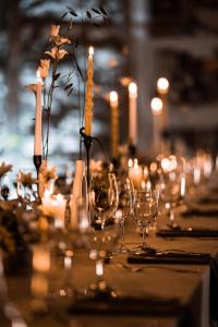 una mesa larga con velas y copas de vino. en 1280 Krone, en Geisingen
