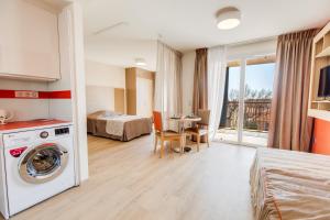 una camera d'albergo con letto e lavatrice di Fréjus Appart'S a Fréjus